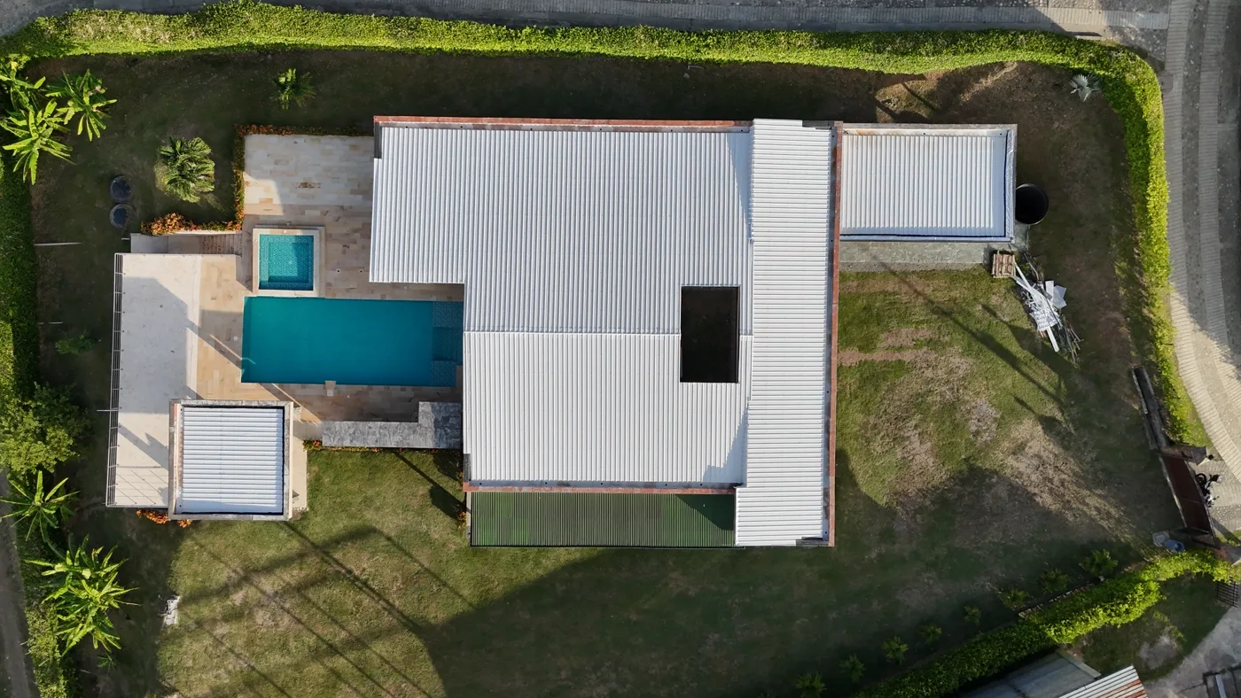 Casa campestre con cubierta nueva en teja UPVC blanca, vista aérea — DEKO Estructuras Carrillo