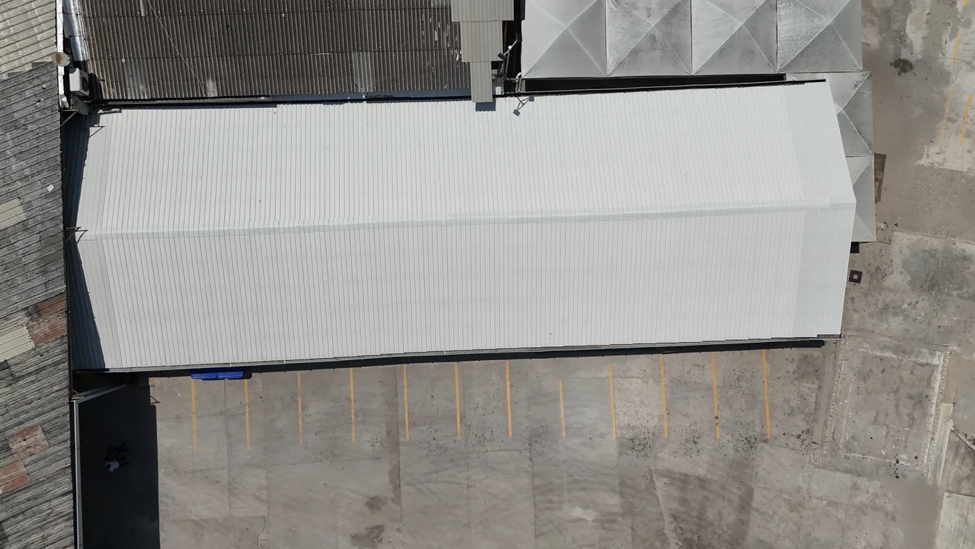 Cubierta nueva en bodega industrial, vista aérea — DEKO Estructuras Carrillo