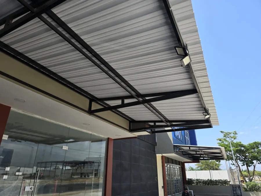 Marquesina metálica moderna en voladizo — DEKO Estructuras Carrillo