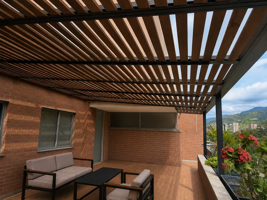 Pérgola en metal y madera sobre terraza — DEKO Estructuras Carrillo