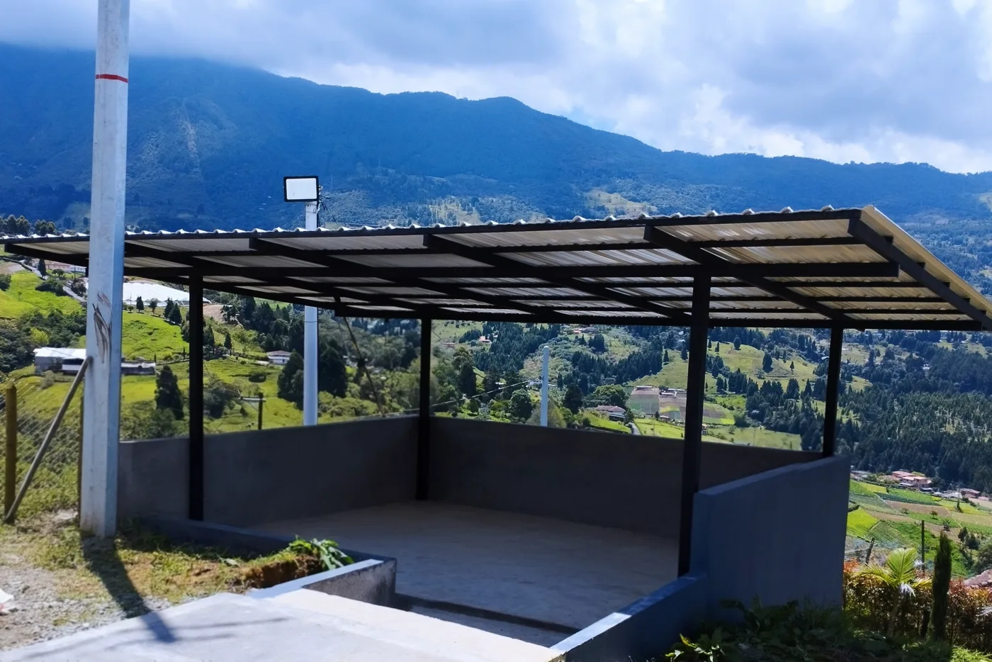 Techo residencial con vista a la montaña — DEKO Estructuras Carrillo