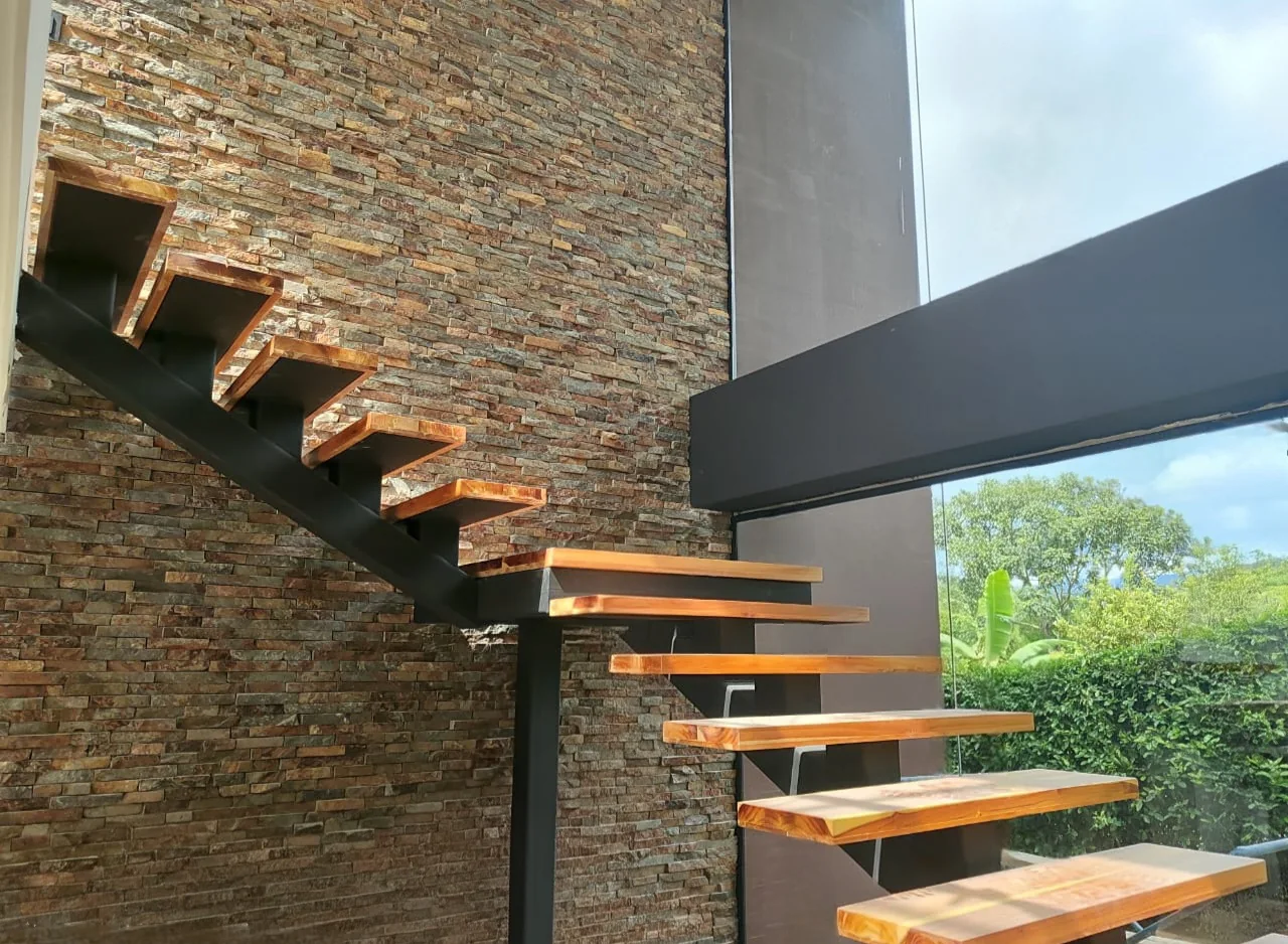 Escalera flotante — DEKO Estructuras Carrillo